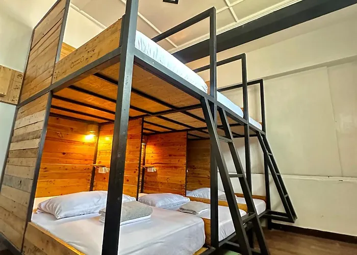 Yellow Umbrella Hostel *